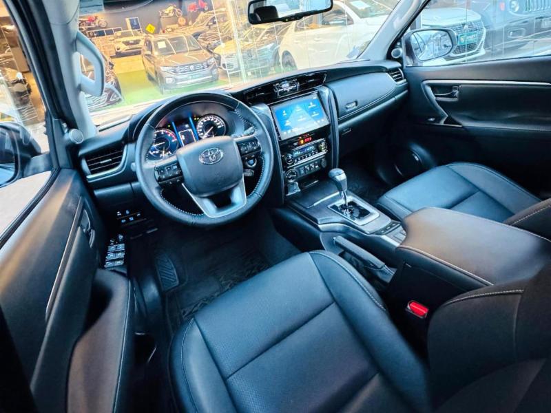 Toyota Hilux SW4 SRX 4x4 2.8 TDI 16V Dies. Aut. - foto 13