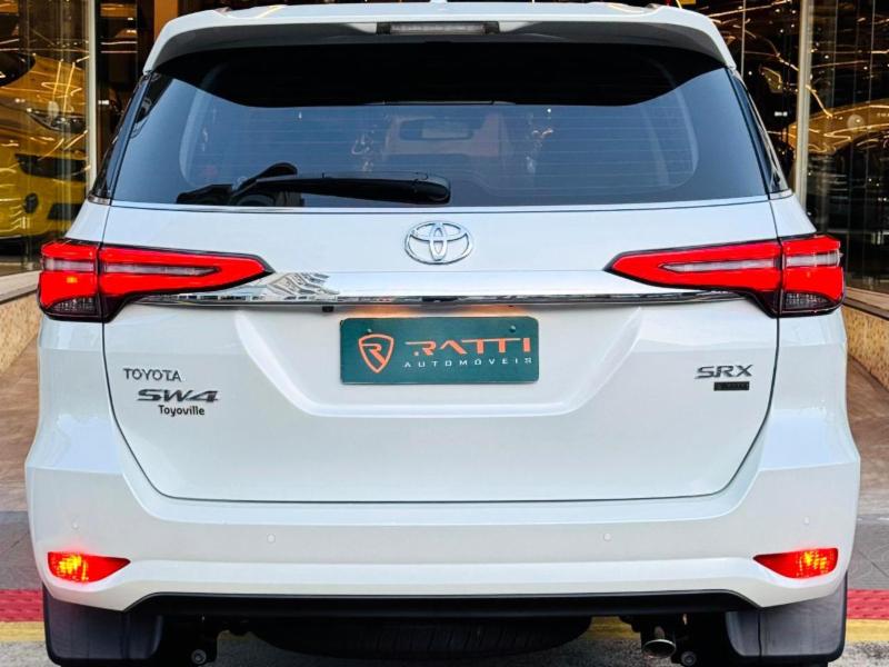 Toyota Hilux SW4 SRX 4x4 2.8 TDI 16V Dies. Aut. - foto 14